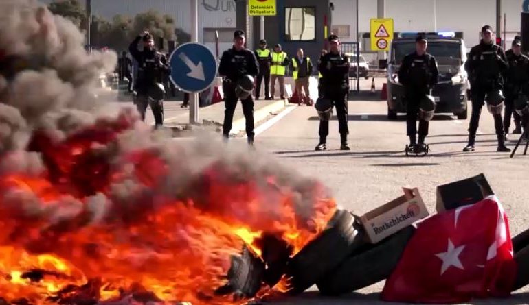 PROTESTAT KUNDËR BE/ Fermerët spanjollë bllokojnë hyrjen kryesore të një porti dhe djegin flamurin turk