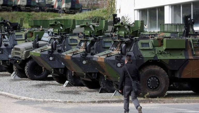 LUFTA/ Franca do t’i dërgojë Ukrainës autoblinda të vjetra dhe raketa të reja