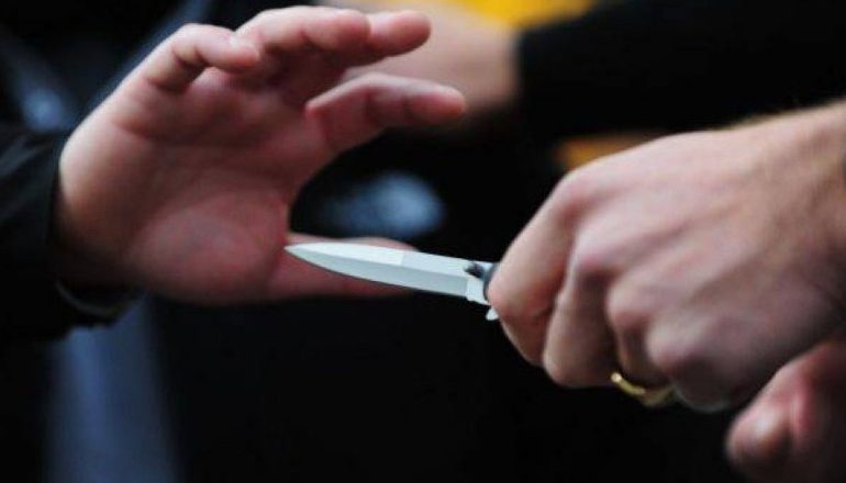 “PLAS” SHERRI ME SENDE TË FORTA NË KORÇË/ 3 persona plagosin 30-vjeçarin, përfundojnë në komisariat
