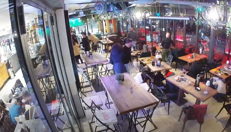 PUBLIKOHEN PAMJET/ Përplasja me armë nga shqiptarët, MOMENTI kur 23-vjeçari hap zjarr në lokalin e mbushur me klientë