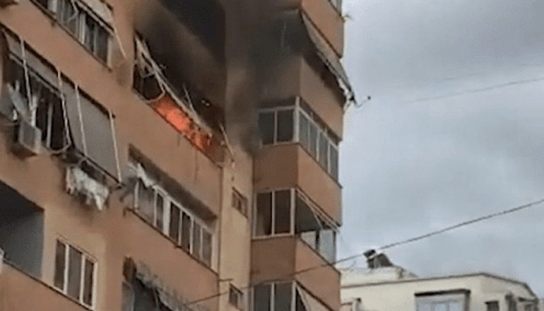 E RËNDË/ Shpërthen bombola e gazit, merr flakë apartamenti në Patos