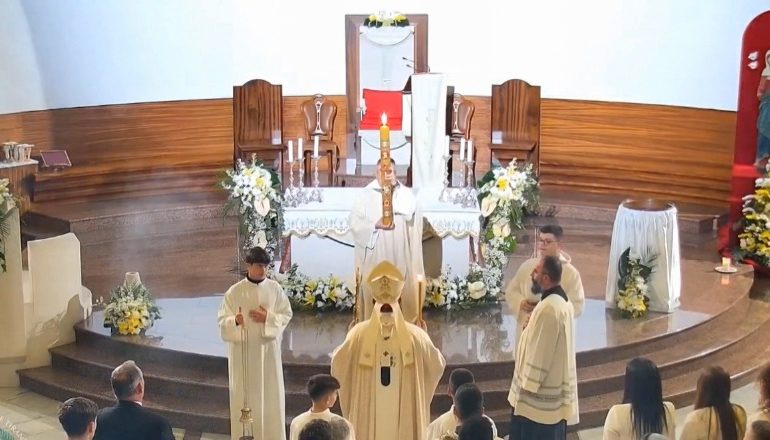 KRISHTI U NGJALL/ Besimtarët katolikë festojnë Pashkën