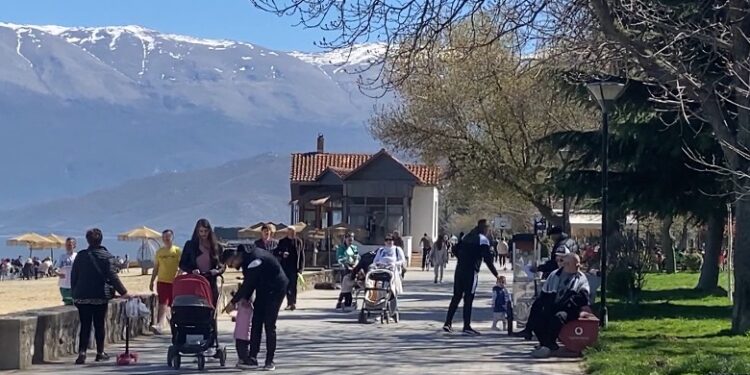 POGRADECI MBUSHET ME TURISTË/ Pushuesit: Të ofron gjithçka me çmime të lira