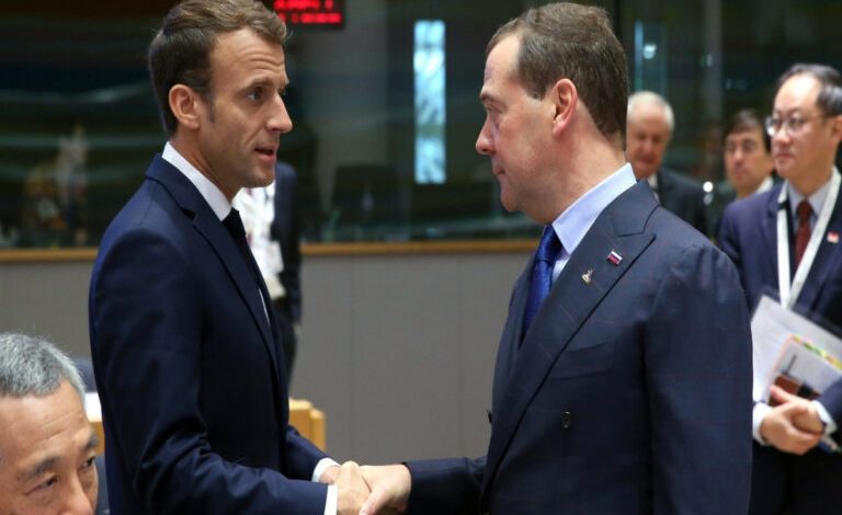 PRESIDENTI FRANCEZ SHTYU VIZITËN NË UKRAINË/ Medvedev: Macron është një frikacak