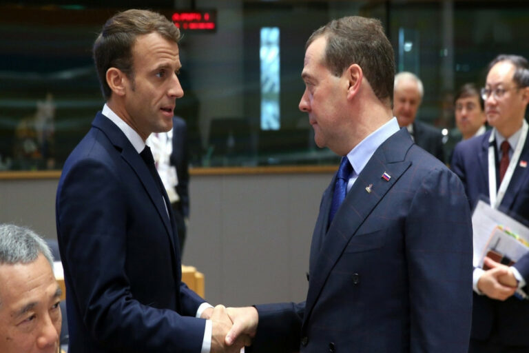 PRESIDENTI FRANCEZ SHTYU VIZITËN NË UKRAINË/ Medvedev: Macron është një frikacak