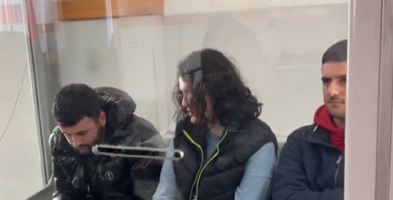 “SHIKOJ SI PËRGJEGJËSE NËNËN”/ Gazetarja flet për vrasjen e babait nga fëmijët në Shënavlash të Durrësit