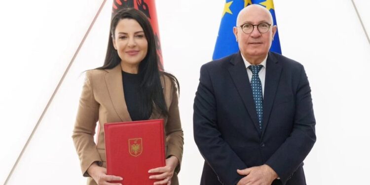 MARRËVESHJA/ Linja hekurudhore Vorë-Hani i Hotit në bashkëpunim me Bankën Europiane të Investimeve