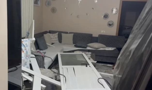 DRITARE, DYER DHE ORENDI TË THYERA/ Shpërthimi i fuqishëm në Lushnjë shkatërron shtëpinë, jetonin tetë anëtarë