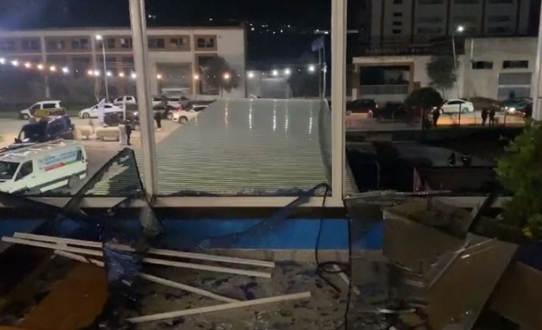 MATERIALE TË SHKATËRRUARA DHE XHAMA TË THYER/ Çfarë ka mbetur pas nga shpërthimi që tronditi Lushnjën