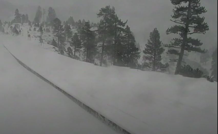 MOTI I KEQ NË SHBA/ Stuhia e dëborës mbyll rrugët kryesore në Kaliforni dhe Nevada, rreth 60 mijë njerëz pa energji elektrike