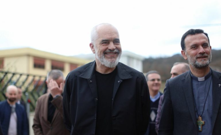 NË SHKOLLËN PROFESIONALE NË RRËSHEN/ Rama batuta me Dom Gjergj Metën: Ogur i mirë që kur vijmë ne, bien kambanat