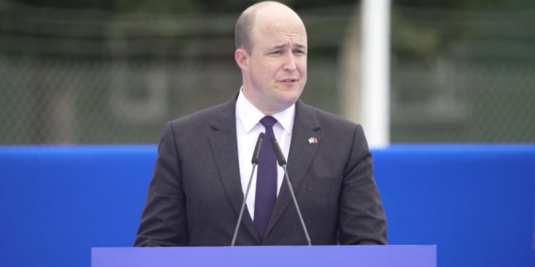 BAZA AJRORE NË KUÇOVË/ Diplomati amerikan: Përgëzoj Shqipërinë për përkushtimin ndaj NATO-s