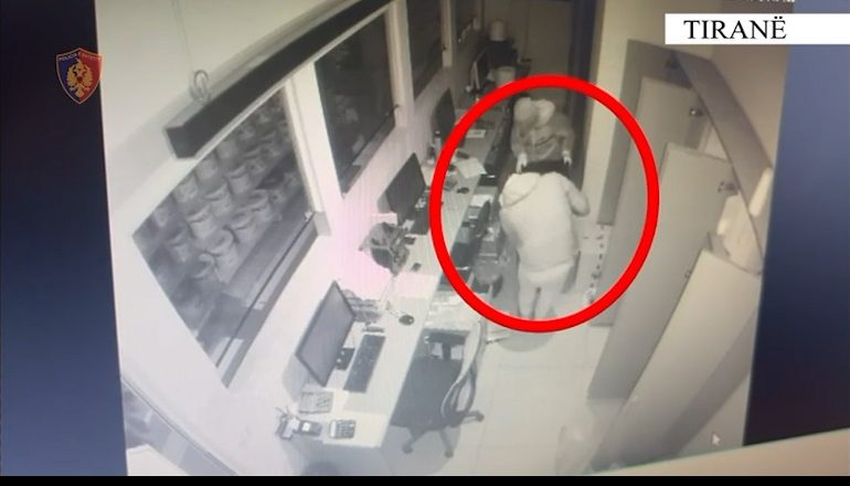 E PËSOJNË KEQ/ Vodhën kasafortën e një biznesi në Sauk dhe pasi morën lekët e hodhën në lumë, 3 në pranga, 1 në kërkim