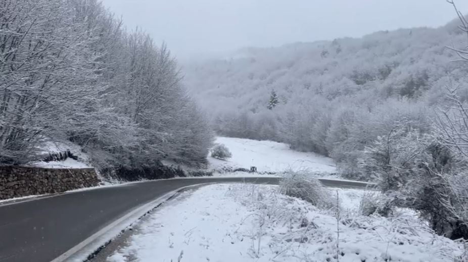 VIDEOLAJM/ Rikthehen reshjet e borës në qarkun e Korçës, si paraqitet situata e rrugëve