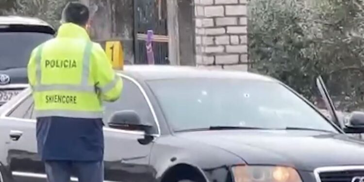 PLUMBAT E ZUNË NË SUP DHE KRAHËROR/ Detaje të reja nga atentati në Lezhë, tre autorët lëviznin me “Audi”-n e bardhë. Kamerat e sigurisë…