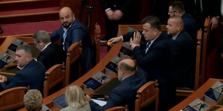 KAOSI I SË HËNËS NË KUVEND/ Noka përjashtohet për një muaj, Nallbati për 20 ditë! Korreshi…