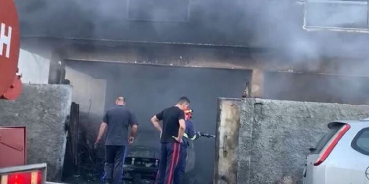 E RËNDË/ Shkrumbohet banesa në Vlorë, humb jetën i moshuari i paralizuar