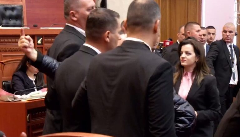 VIDEOLAJM/ Deputeti i ‘Rithemelimit’ godet foltoren me grushte dhe shkon drejt ministrave, ndërhyn Garda