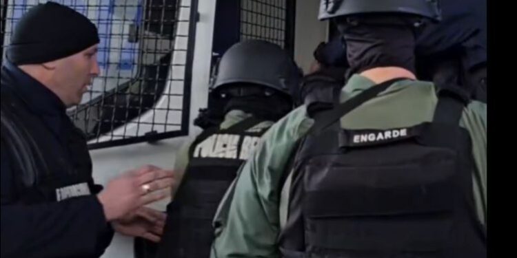 VIDEOLAJM/ Nën masa të rrepta sigurie, publikohen pamjet nga ekstradimi i “baronit” të drogës, Gëzim Çela