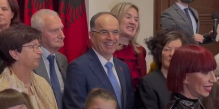 7 MARSI/ Begaj pret mësues pensionistë nga i gjithë vendi: Jeni ndërtues të së nesërmes me një mision të shenjtë për vendin