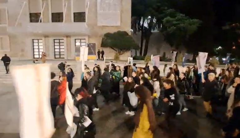 DITA NDËRKOMBËTARE E GRUAS/ Dhjetëra gra marshojnë pranë Kryeministrisë, djegin… (VIDEO)