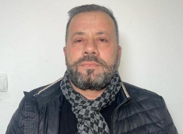 I AKUZUAR PËR DROGË/ Gëzim Çela njihet me masën e sigurisë në Gjykatën e Posaçme. Gjatë seancës, refuzoi të…