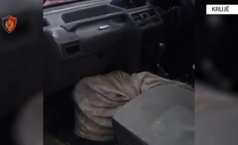 E PËSOJNË KEQ/ Po transportonin 3 kg kanabis me qëllim shitjen e saj në Krujë, në pranga dy persona
