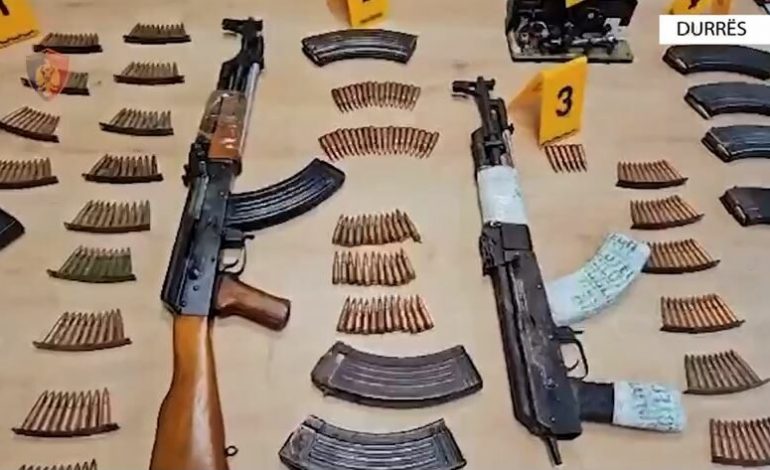 FURNIZONIN ME ARMË GRUPET KRIMINALE/ Policia zbulon bazën në fshatin Shkallnur. Kush janë dy të rinjtë e arrestuar