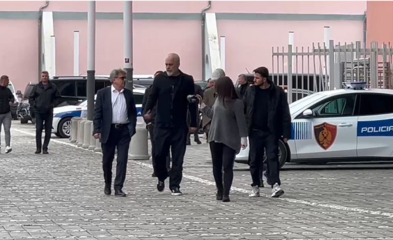 RAMA NË SHKODËR/ Inspekton mjediset e jashtme të stadiumit me kreun e bashkisë dhe presidentin e Vllaznisë