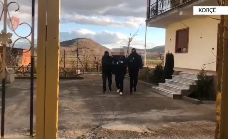 MBANTE 22 KILOGRAMË DROGË NË BANESË/ Arrestohet 48-vjeçari në Korçë (EMRI)