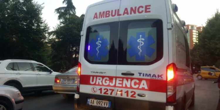 AKSIDENT NË TEPELENË/ Makina del nga rruga, plagoset shoferi së bashku me dy pasagjeret