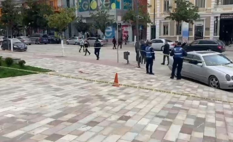 U PLAGOS ME THIKË NË QENDËR TË FIERIT/ Ndërron jetë në spital 19-vjeçari. Dinamika e ngjarjes