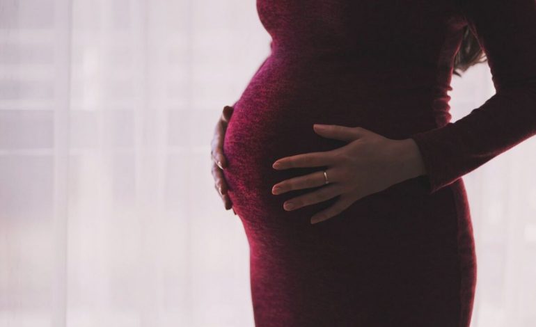 SHOKUESE NË GREQI/ Vajza 13 vjeçe mbetet shtatzënë nga vëllai 15-vjeçar