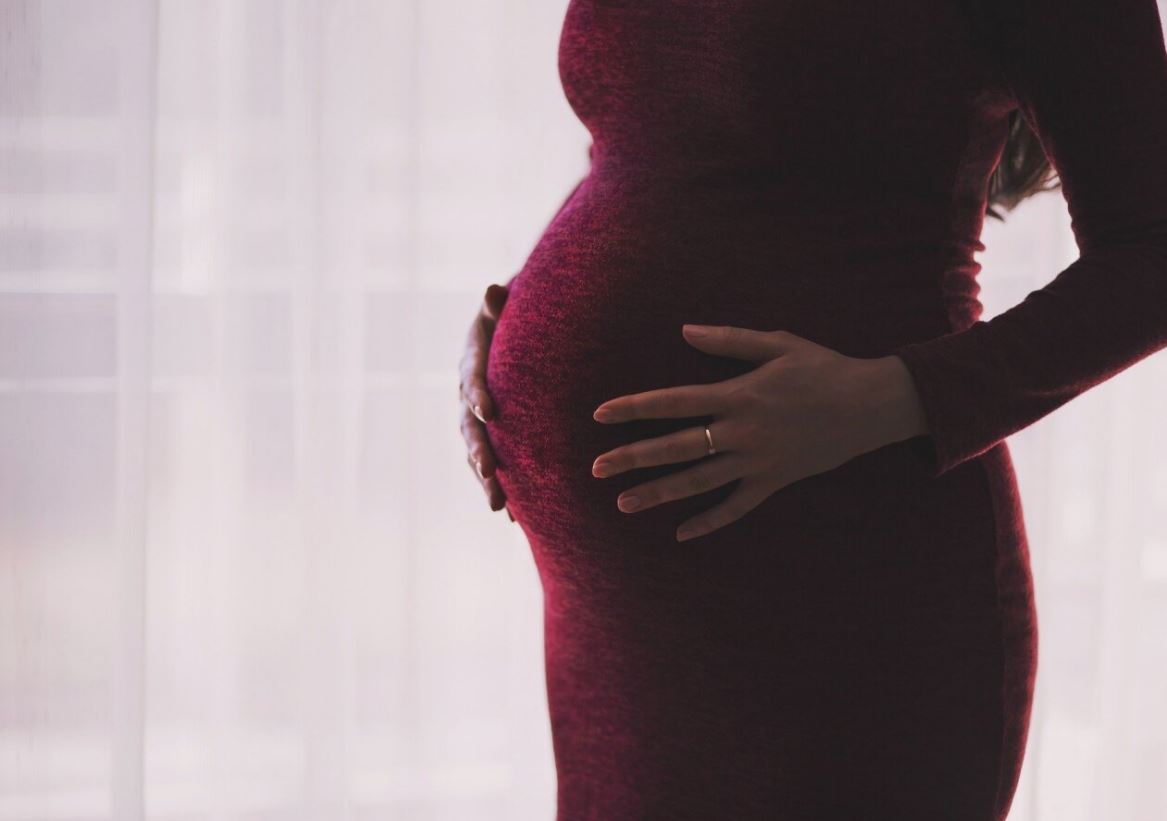 SHOKUESE NË GREQI/ Vajza 13 vjeçe mbetet shtatzënë nga vëllai 15-vjeçar