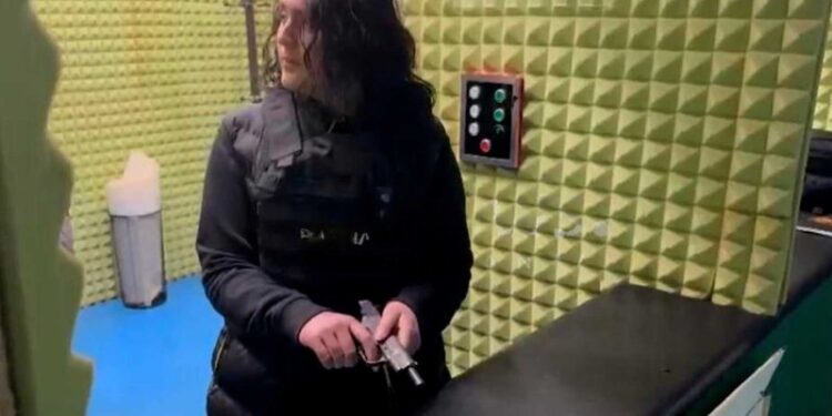 DALIN PAMJET NGA QITJA ME POLIGON/ Hygerta Meta e vetmja që kap armën, djemtë refuzojnë