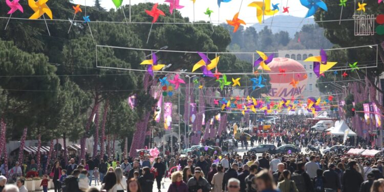 SOT, DITA E VERËS/ Tirana dhe Elbasani, 24 orë festime