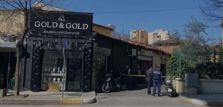 GRABITET ARGJENDARIA NË TIRANË/ Autori krijoi një vrimë në tarracë dhe depërtoi brenda