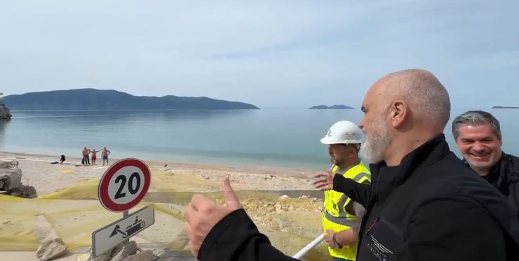 “LYJENI ME ROZË…”/ Rama inspekton punimet në Lungomare 3, qytetarët e ftojnë të lahet, kryeministri: S’ka kush i bën punët këtu
