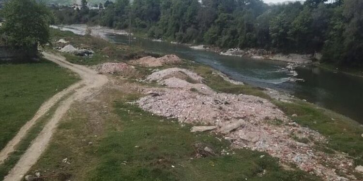 SHOKUESE/ Lindi foshnjën, më pas e futi në qese dhe e hodhi në lumë, arrestohet 42-vjeçarja