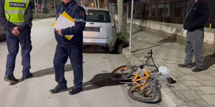 AKSIDENT NË FIER/ Makina përplas qytetarin me biçikletë, shoferi largohet nga vendngjarja