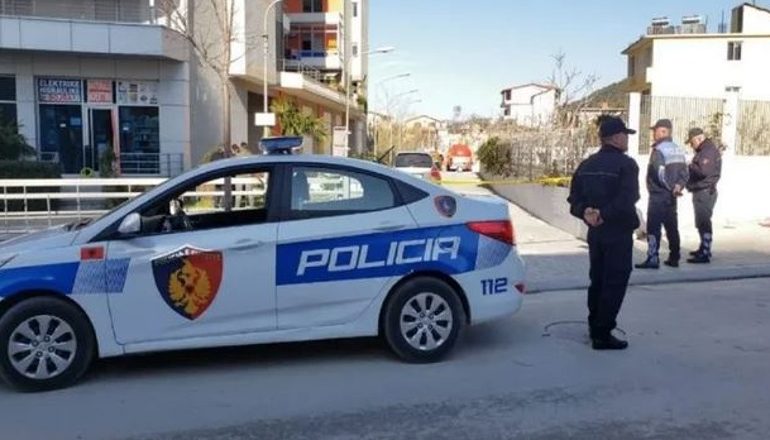 NDODH NË KORÇË/ Digjen 2 automjete gjatë natës, shoqërohen 4 adoleshentë