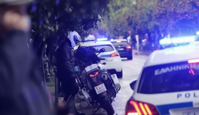 “PLAS” SHERRI NË GREQI/ Dy shqiptarët godasin me thikë dy persona, arrestohet 17-vjeçari dhe babai i tij