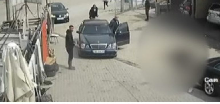 PAMJET/ Momenti kur 4 persona dhunojnë me shkopinj një 30-vjeçar në servisin e makinave në Korçë! Si nisi sherri