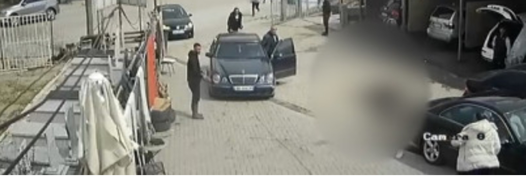 PAMJET/ Momenti kur 4 persona dhunojnë me shkopinj një 30-vjeçar në servisin e makinave në Korçë! Si nisi sherri