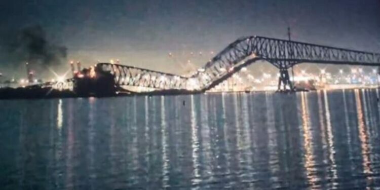 VIDEOLAJM/ Momenti kur anija përplaset me urën në SHBA dhe e rrëzon në lumë, përfundojnë në ujë dhjetëra makina