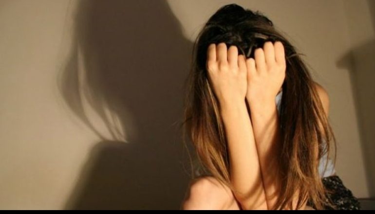 SHOKUESE NË FIER/ 36-vjeçari fut në makinë të renë me probleme të shëndetit mendor dhe e ngacmon seksualisht