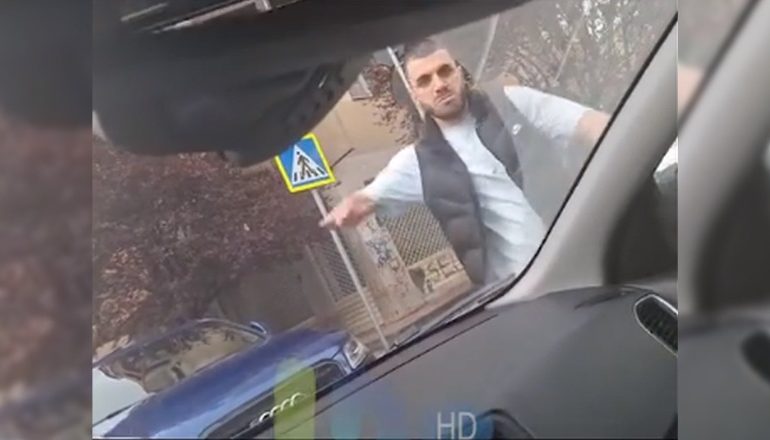 ÇMENDURI NË TIRANË/ Hyn kundravajtje, dhunon shoferin tjetër që s’i hapte rrugën