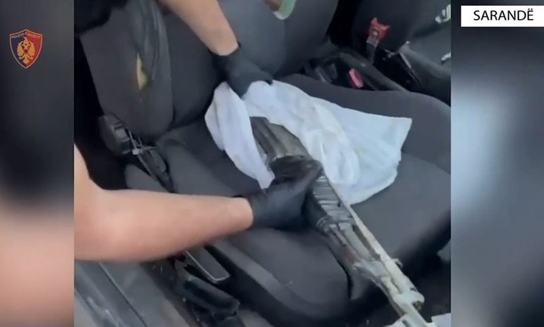 E PËSOJNË KEQ/ Transportin kallashnikov për t’i shitur në Sarandë, arrestohen dy të rinj (EMRAT)