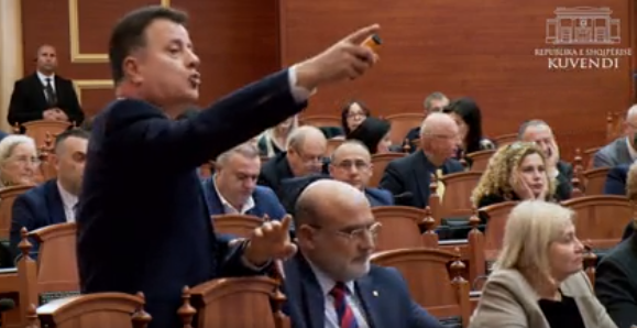 KUVEND/ Noka i bllokon mikrofonin deputetit të PS e nuk lë të marrë fjalën, Nikolla mbyll seancën brenda pak minutash