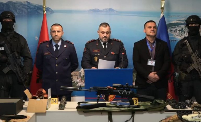 FURNIZONTE ME ARMË ZJARRI NJË GRUP KRIMINAL NË VLORË/ Policia jep detaje për bazën e municioneve dhe të arrestuarin